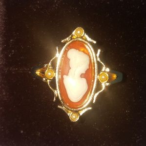 Vintage Avon cameo ring; size 8; EC